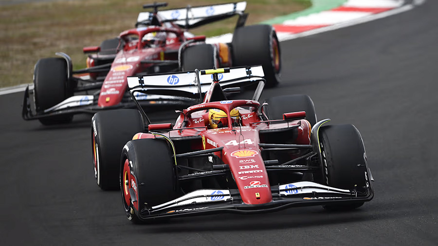 Hamilton aj Leclerc boli diskvalifikovaní z Veľkej ceny Číny za samostatné technické prehrešky.